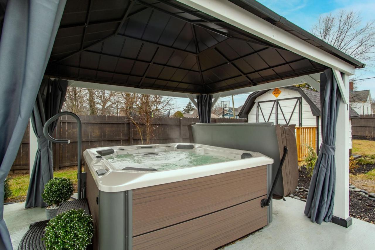 Blue Valley Inn - Hot Tub & Spacious Play Area! Knoxville Kültér fotó